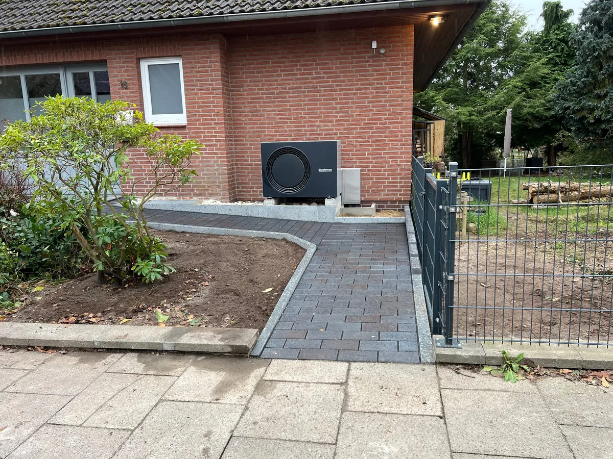 Neu gepflasterter Hauseingang mit Granit-Blockstufen und anthrazitfarbenem Klinkerpflaster