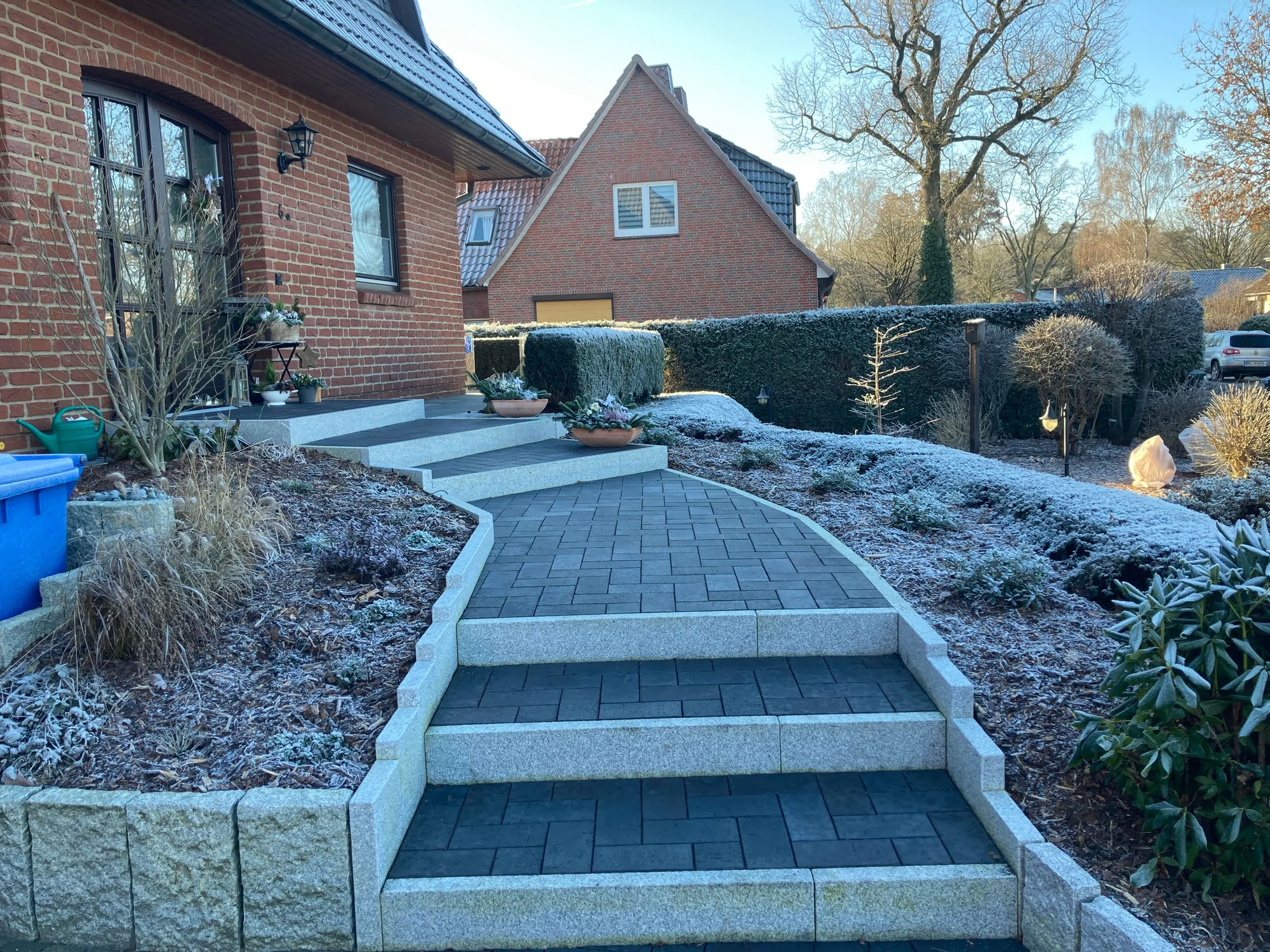 Fertige Treppe und Weg im Raureif