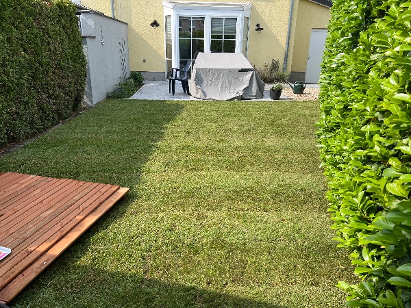 Fertige Terrasse mit neu verlegtem Rasen und Blick in den Garten in Glinde