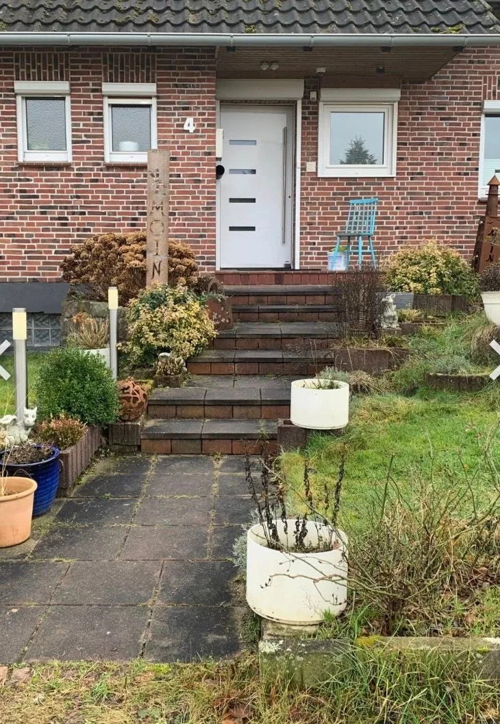 Vorher: dunkle Klinkerstufen am alten Eingang