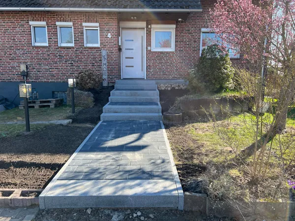 Neuer Hauseingang mit Granit-Blockstufen und Pflasterweg