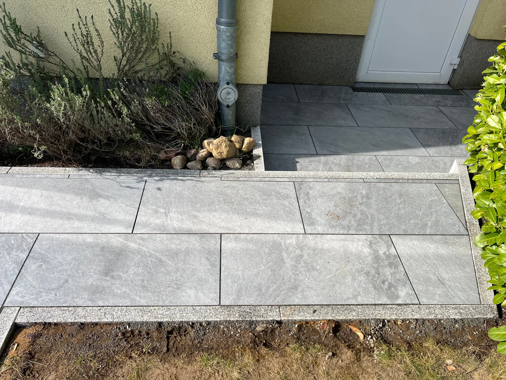 Detail: Plattenbelag mit Granitbord am Lavendelbeet