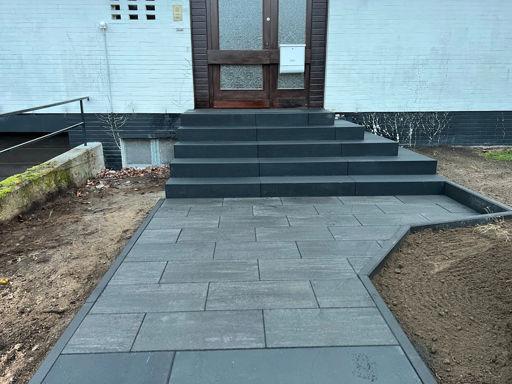 Neue anthrazitfarbene Blockstufen-Treppe, frontal