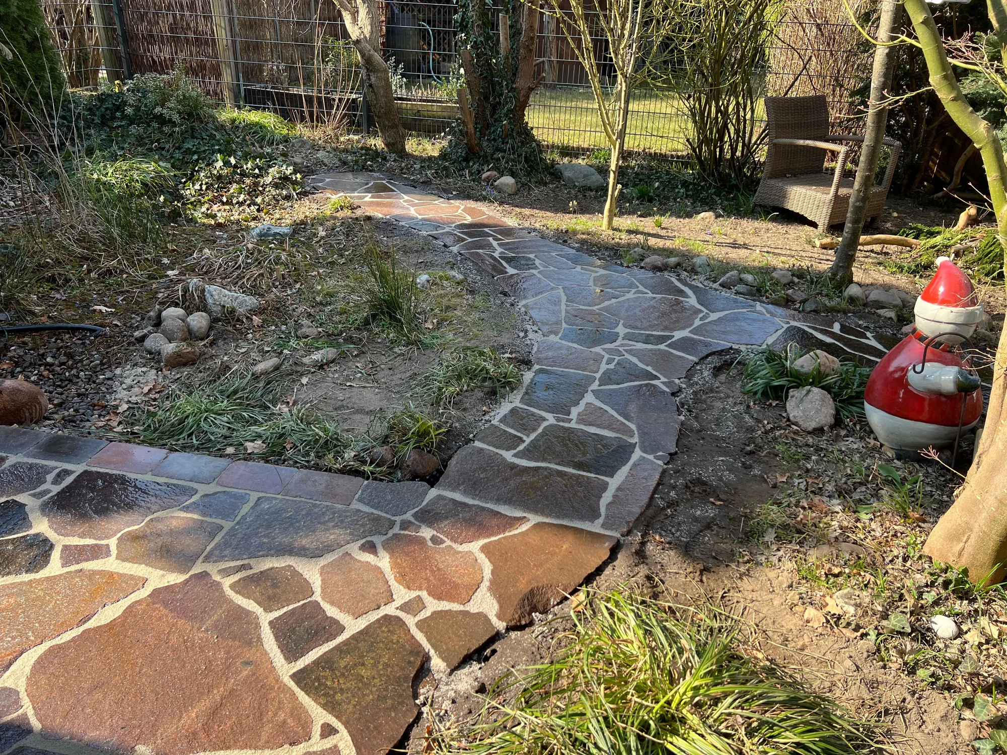 Geschwungener Polygonalplatten-Weg im zweiten Bauabschnitt